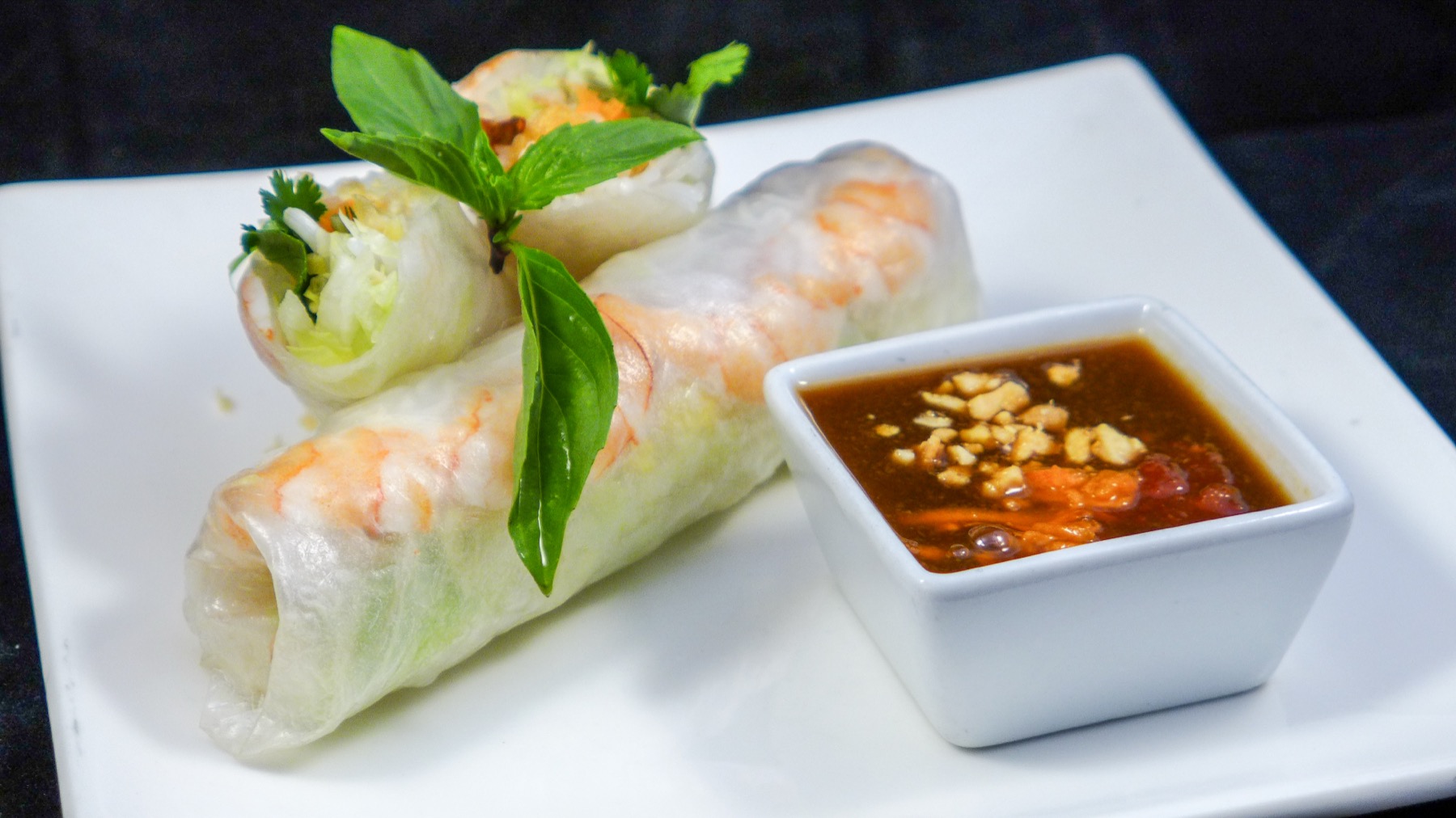 Fresh spring rolls with dipping sauce
